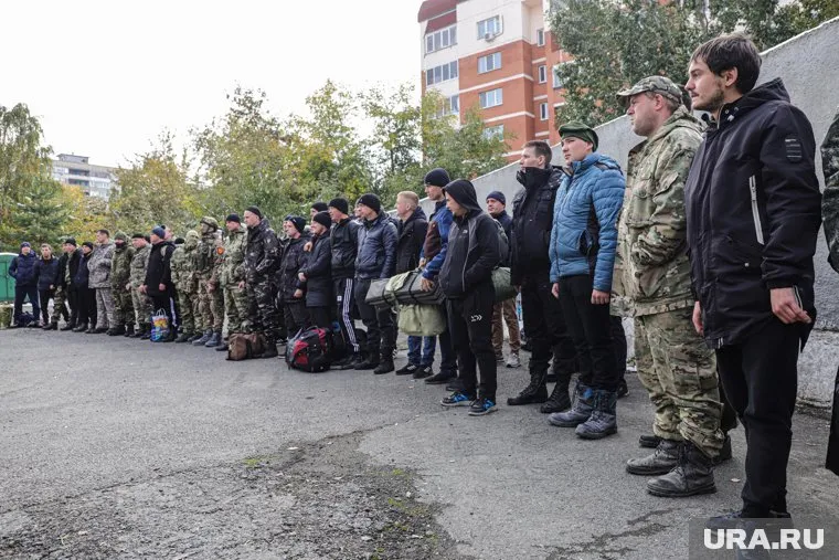 Ранее власти перенесли отправки мобилизованных мужчин в 32-й военный городок Екатеринбурга