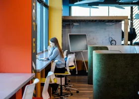 В ХМАО назвали офисные профессии, где проще устроиться на работу