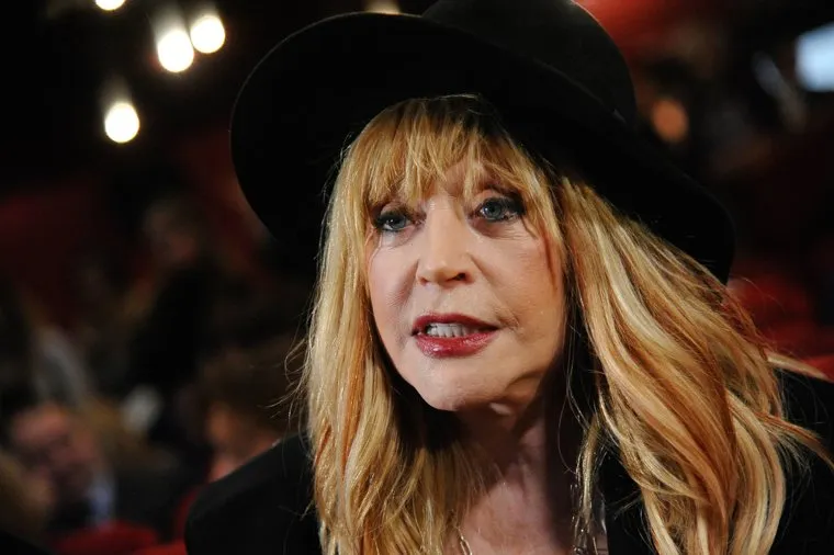 Алла Пугачева выпускает песни для российских поклонников, но домой не торопится