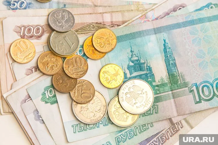 Обвал цен на нефть и конфликт в Черном море стали главными причинами колебания валютных курсов