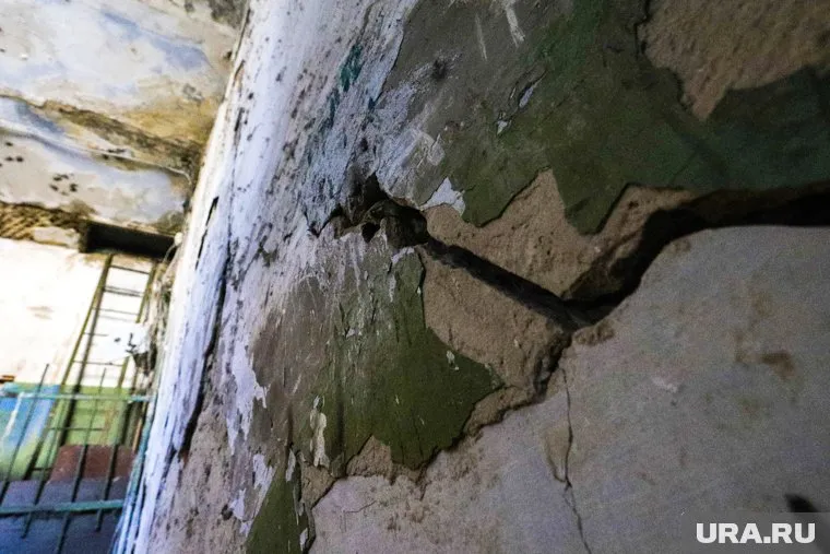 Жители дома говорят, что с верхнего этажа здания течет, а фундамент обваливается