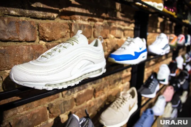 Кроссовки, которые подозреваемая получила в виде взятки, стоят 4,5 тысячи рублей