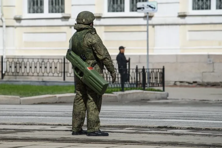 Военный парад в честь Дня Победы на площади 1905 года. Екатеринбург 
