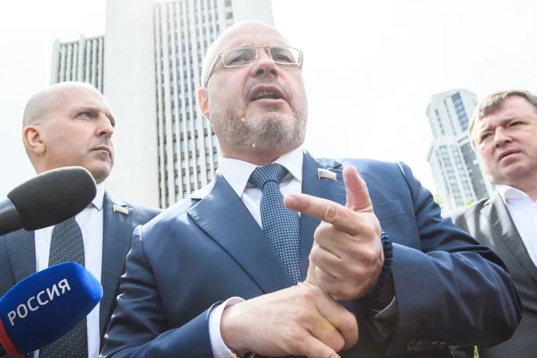 Депутаты Госдумы в сквере возле Театра Драмы.Екатеринбург