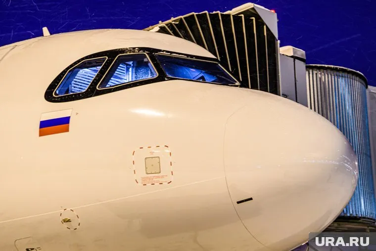 Самолет вернули на стоянку