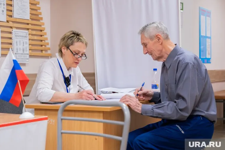 Люди старшего поколения предпочитают лично обращаться в отделения