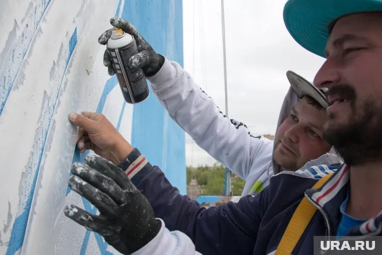 Заказчик предлагает граффитистам три темы: «Родина моя — Россия», «Семья» и «Сбереги Ямал».