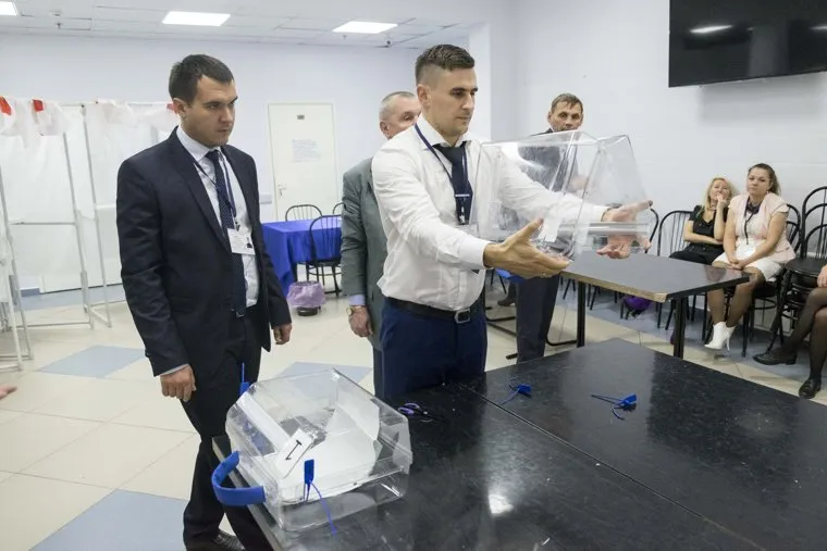 Подсчет голосов. Выборы. Салехард, подсчет голосов, вскрытие урн для голосования, бюлетени, бюллетени, итоги голосования