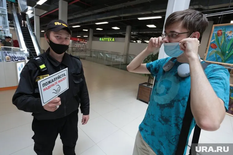 Обязательное ношение масок в общественных местах будет отменено в ближайшее время, заверил губернатор