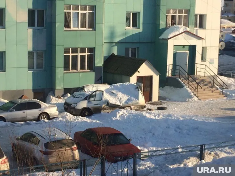 Автомобиль буквально расплющило снегом