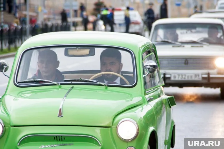 По данным источников, Иван Кононенко (на фото за рулем) не будет участвовать в конкурсе по отбору кандидатов на пост мэра