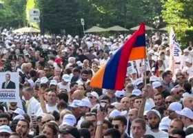 В Армении начался митинг в поддержку арестованного бизнесмена Карапетяна