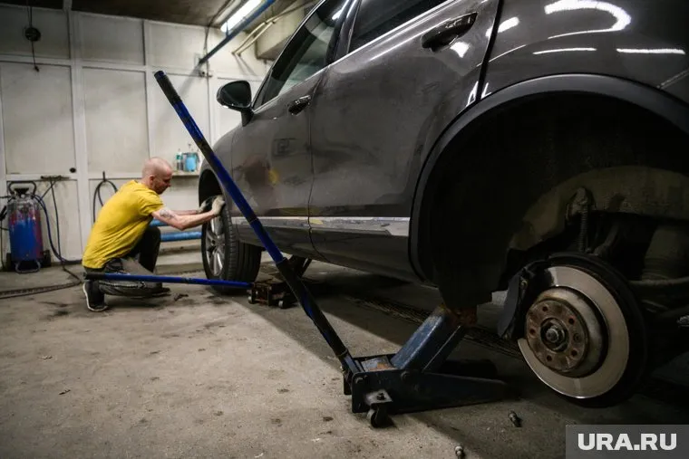 Слесарь выполнял ремонтные работы