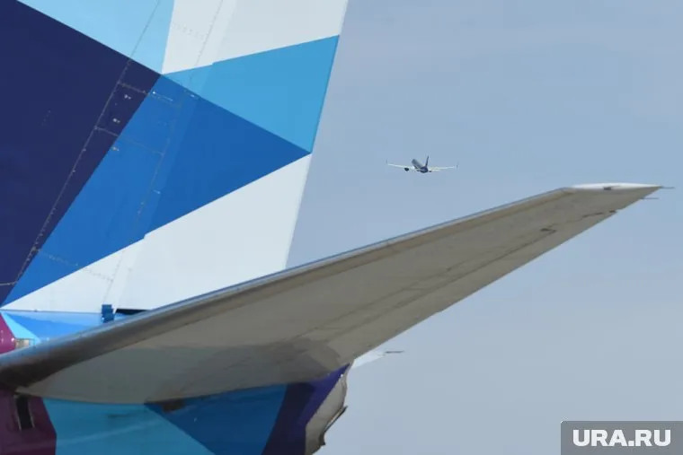 По прибытии было обнаружено, что самолету пробили крыло и фары (архивное фото)