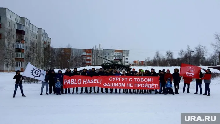 Больше 30 человек с транспарантами в Сургуте митинговали в поддержку опального испанского музыканта
