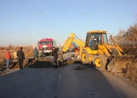 В Екатеринбурге раскопали дорогу, чтобы потушить торфяники