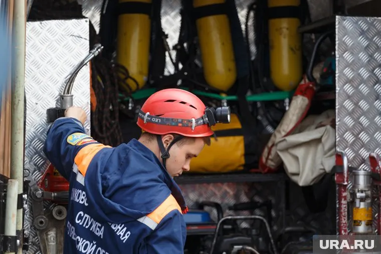 Спасателям пришлось использовать кран, чтобы деблокировать из-под самосвала тело погибшего