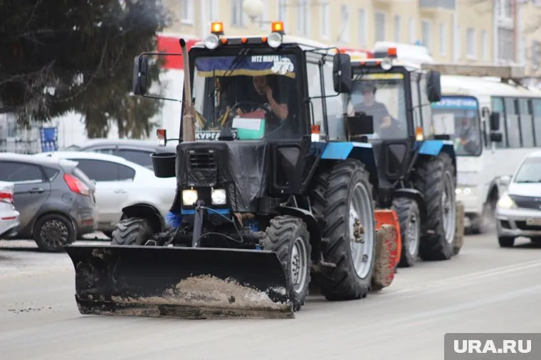 По мнению местного жителя, дороги в Кургане обильно посыпают солью