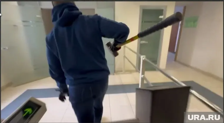 К журналистам силовики пришли с кувалдой