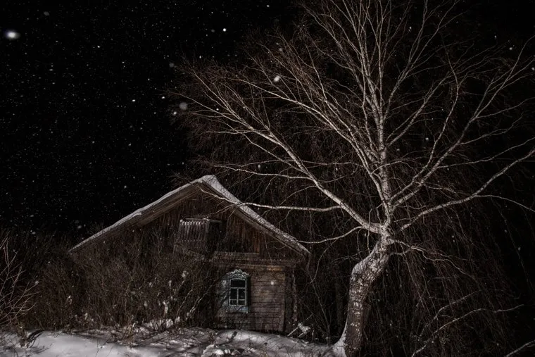 Рождественская традиция деревни Осиновка. Тюм. Область, ночь, деревенский дом, снегопад