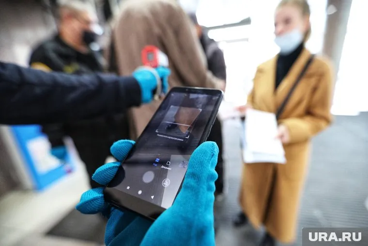 Курганцы не могут попасть в ТРЦ, имея на руках справки без печатей