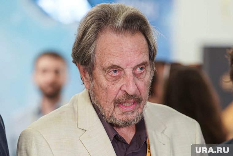 Отец Илона Маска прилетит в Россию