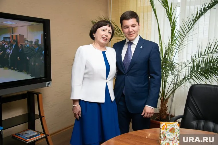 Встреча с первой учительницей стала главной в поездке врио губернатора Артюхова в Новый Уренгой