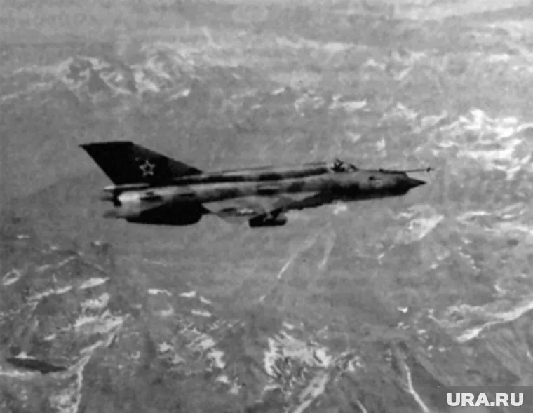 Имя и фамилия советского летчика не называются