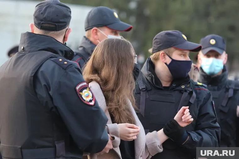 Начались первые задержания на акции в поддержку СМИ-иноагентов