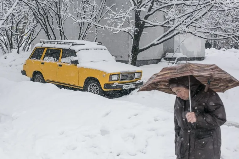 Снегопад в Москве. Москва, жигули, лада, зонт, снегопад, зима, четвертая модель, четверка, желтая машина