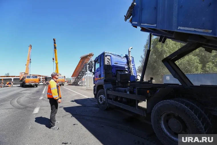 Водитель «КаМАЗа» сбил наземный пешеходный переход поднятым кузовом