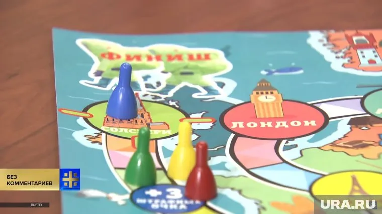 Игроки ходят парами и изучают достопримечательности Европы