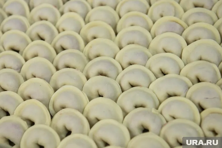 За смену имени молодому человеку обещали 200 кг пельменей