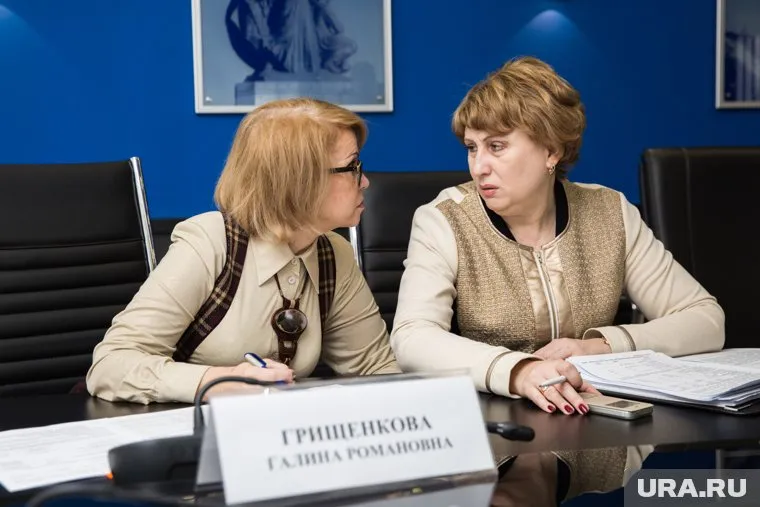 Анна Томазова (на фото справа) возглавила депобр Сургута после 17 лет в мэрии
