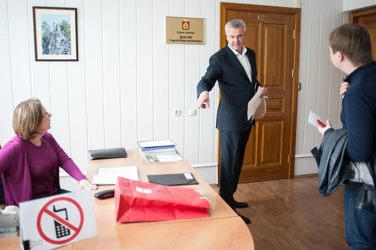 Визит врио губернатора Магаданской области Сергея Носова в Нижний Тагил. Свердловская область, носов сергей, жест рукой, запрет на звонки