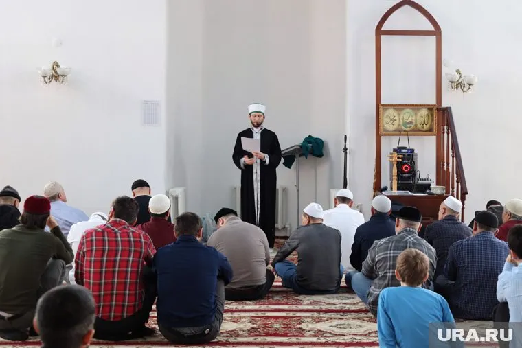 Имаму Алишеру Расулову вручили памятный диплом и медаль