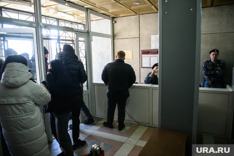 Мера пресечения обвиняемым в похищении, понуждении к действиям сексуального характера и хулиганстве. Свердловская область, Каменск-Уральский 