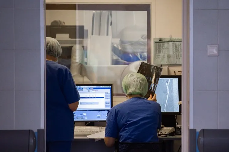 Операция по вживлению в позвоночник постоянного нейростимулятора. Екатеринбург