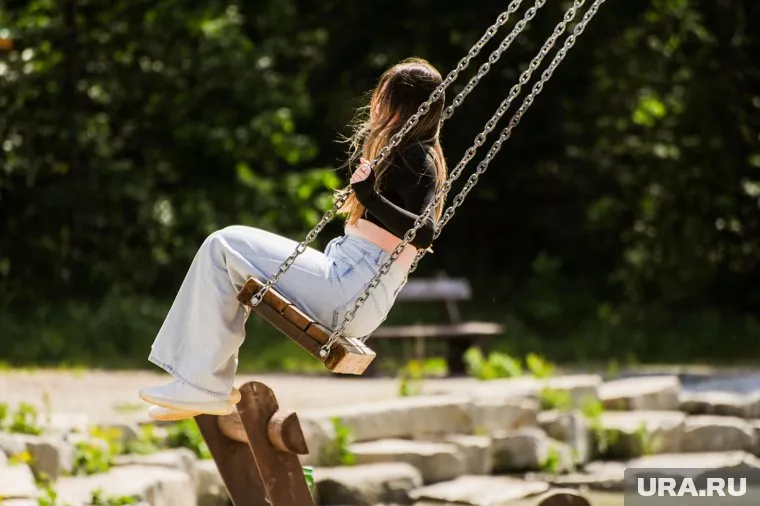 На набережной Кургана устанавливают качели с перголами