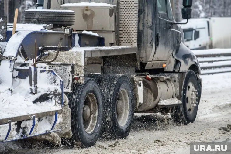 Колесо отлетело от грузовика во время движения по трассе (архивное фото)