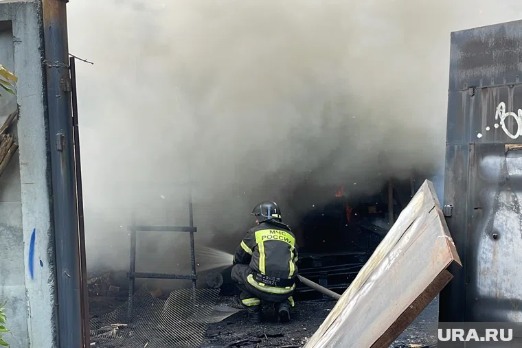 В Нижневартовске ранним утром сгорел гараж