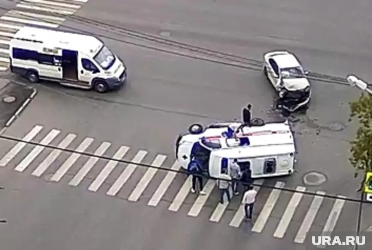 От удара машину опрокинуло набок