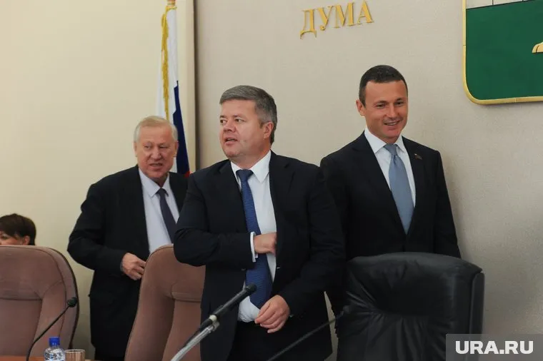 Станислав Мошаров (в центре) покидает гордуму Челябинска