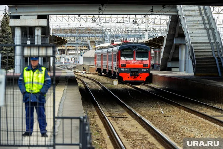 Грузовой поезд насмерть сбил мужчину рядом со станцией Чебаркуль