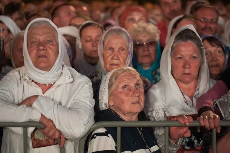 Крестный ход, приуроченный к 100-летию со дня убийства царской семьи. Екатеринбург , верующие, прихожане, бабушки в платках