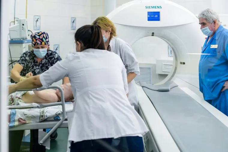Ирина Текслер передала в детскую больницу наборы для экспресс-тестирования на выявление антигена коронавируса. Челябинск