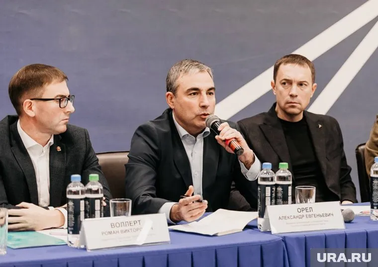 Александр Орел (в центре) обсудил с жителями Коркино острые темы