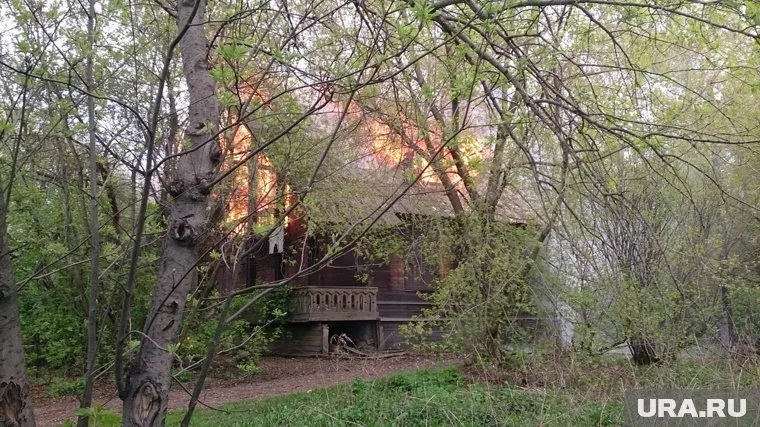 В центре Екатеринбурга горит дом