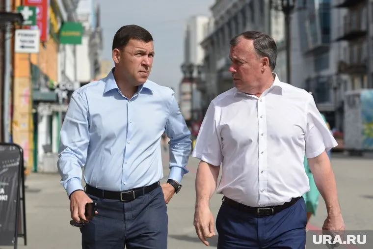 Евгений Куйвашев (слева) наградил своего товарища Алексея Орлова