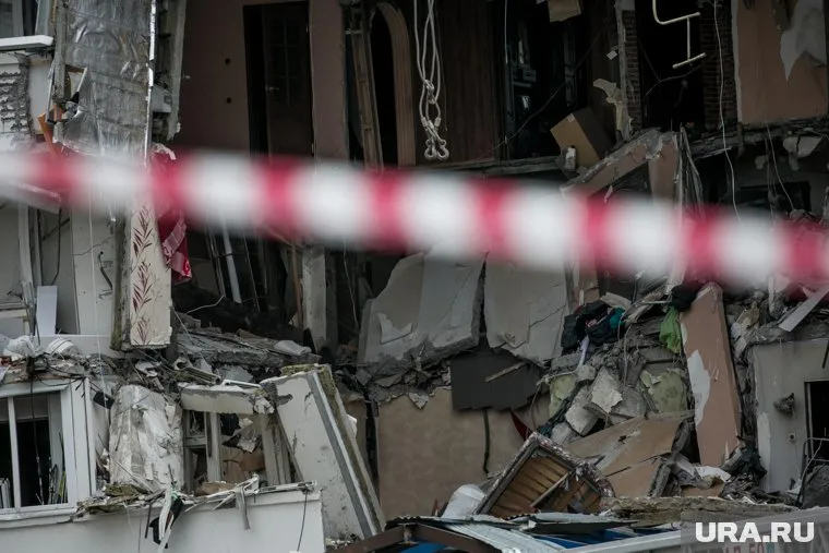 Женщина с ребенком переходили дорогу в момент взрыва в жилом доме